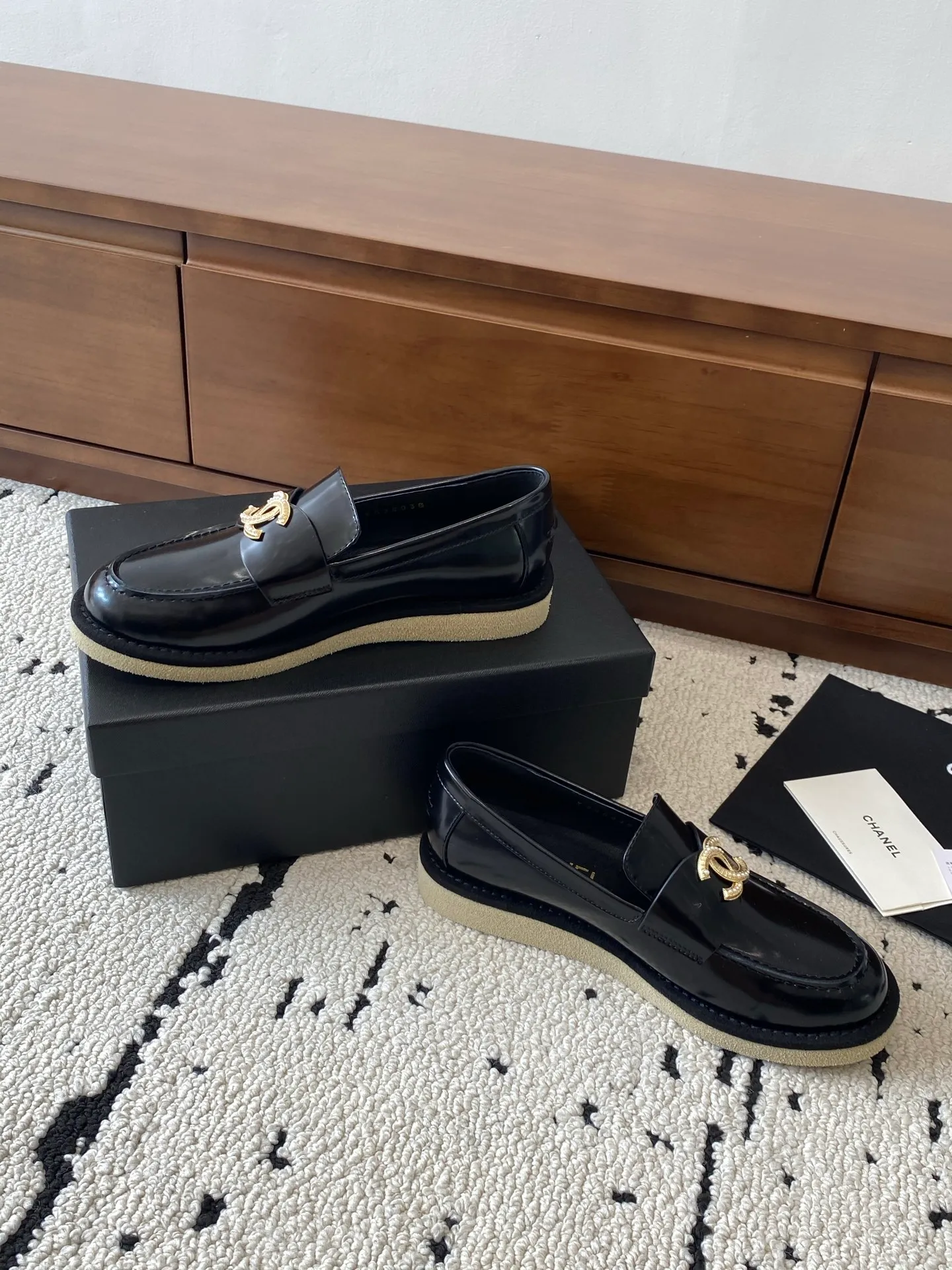 👟👟Ex-factory price 620👟👟Higher version 🍀2025 autumn and winter new Chanel Chanel entrance hardware buckle, Loaf lazy shoes, can be worn all year round. No matter when you wear it, it is very high-end and durable. Go shopping and attract attention on the street! Easily travel between commuting and leisure occasions, and become a carefree fashionable and elegant woman ~ Upper: cowhide/cow nubuck leather/open edge beads Inner: lambskin Sole: Italian raw rubber outsole leather strip Code number: 35-39 (40/41 customized, non-refundable and non-exchangeable 👉 Buy now👉 Buy now👉 Buy now👉